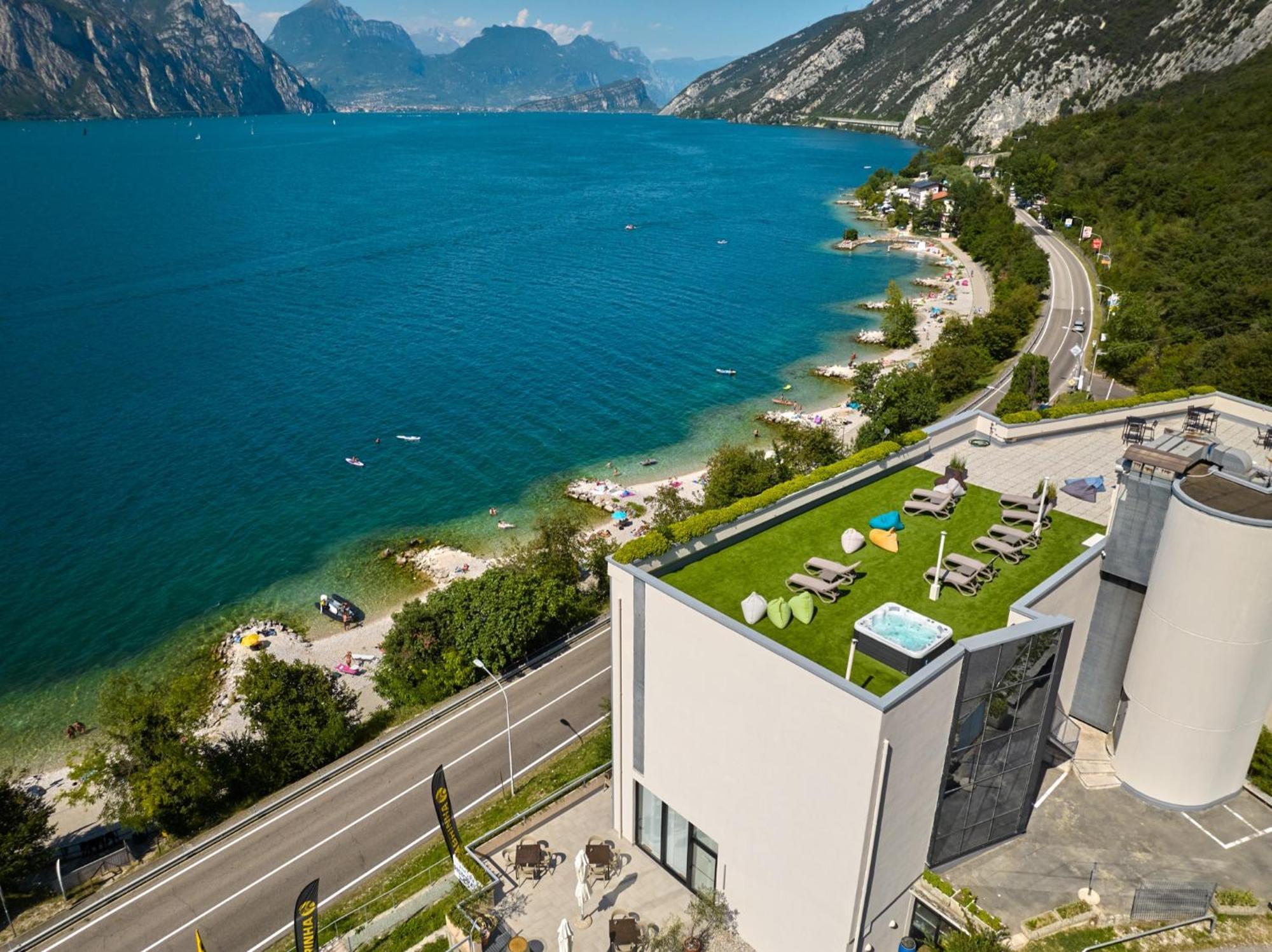Wind Hotel Мальчезине Экстерьер фото