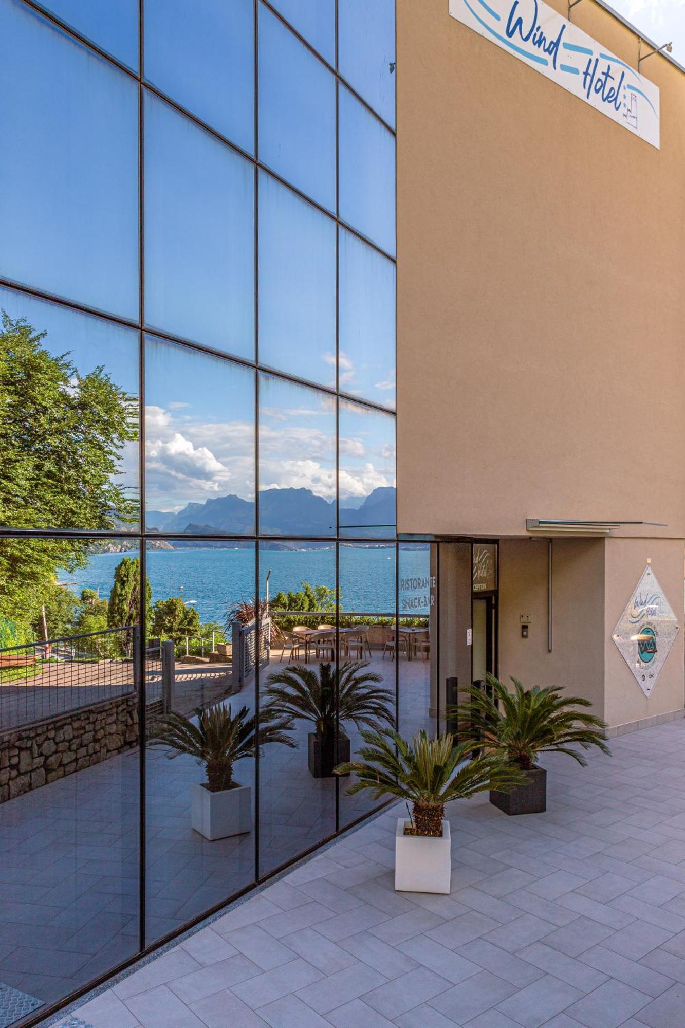 Wind Hotel Мальчезине Экстерьер фото